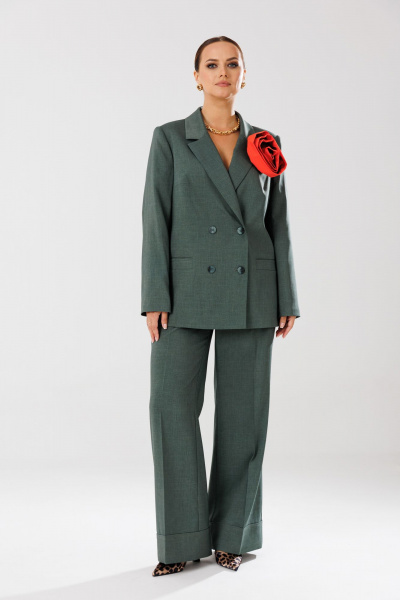 Демисезонный костюм из текстиля с поясом, жакетом и брюками с вытачками Mubliz 190 хаки - фото 5