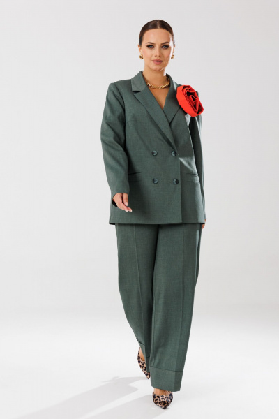 Демисезонный костюм из текстиля с поясом, жакетом и брюками с вытачками Mubliz 190 хаки - фото 3