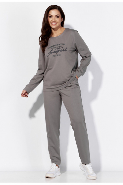 Демисезонный комплект из брюков, жилета и свитшота из ткани TAiER 1224-1 светло-серый - фото 5