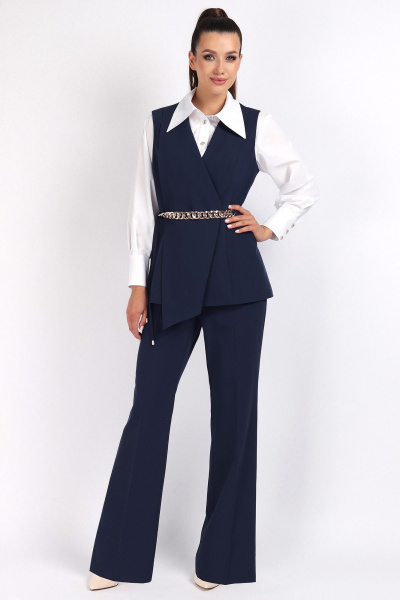 Деловой костюм 3-ка с жилетом, брюками и блузой из текстиля VIZAVI 811 темно-синий - фото 1