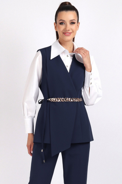 Деловой костюм 3-ка с жилетом, брюками и блузой из текстиля VIZAVI 811 темно-синий - фото 2