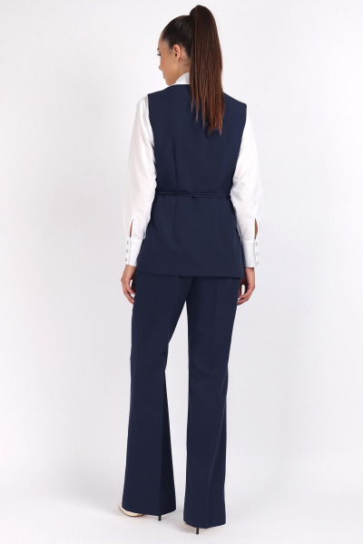 Деловой костюм 3-ка с жилетом, брюками и блузой из текстиля VIZAVI 811 темно-синий - фото 3