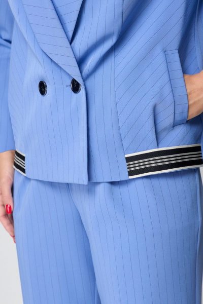 Демисезонный костюм жакет и брюки зауженного к низу силуэта Мишель стиль 1203 голубой - фото 7