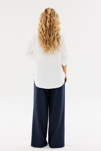 Белая прямой блузка из текстиля с V-образным вырезом Amberа Style 1093-1 молоко - фото 3