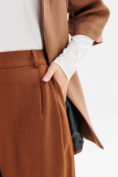 Деловой тройка из текстиля с жакетом, джемпером и брюками Ambera Style 3010 терракот - фото 7