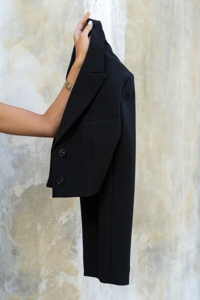 Кроп-жакет с вытачками и декоративной нашивкой для офиса SILVERSPICE S-1419 - фото 9