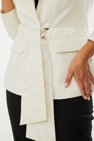 Жакет из костюмной ткани с поясом-бантом Condra 15086 кремовый - фото 6