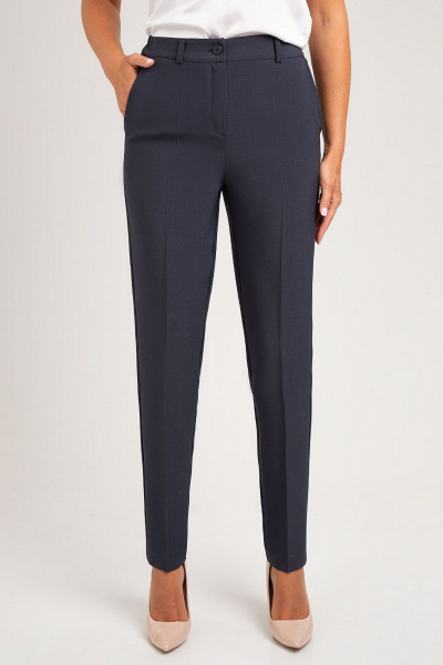 Деловой костюм-двойка с полуприталенным жакетом и брюками IVARI 10403/1 графит_синий - фото 12