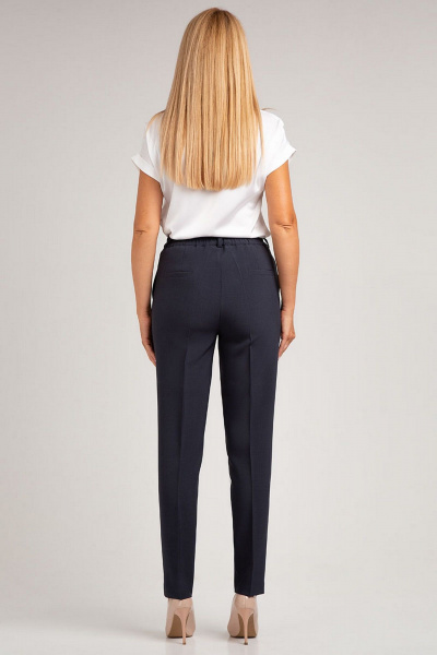 Деловой костюм-двойка с полуприталенным жакетом и брюками IVARI 10403/1 графит_синий - фото 11