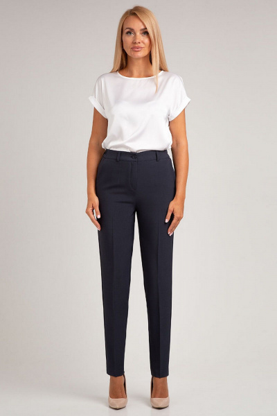 Деловой костюм-двойка с полуприталенным жакетом и брюками IVARI 10403/1 графит_синий - фото 10