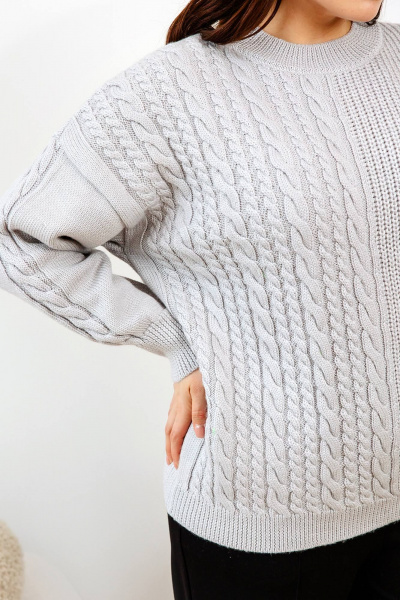 Серый трикотажный джемпер с длинным рукавом и спущенным плечом Romgil 922ШТЗ светло-серый - фото 4