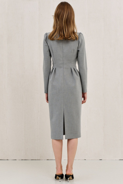 Платье приталенное ниже колена с вырезом V-образным LeNata 11226 светло-серый - фото 2