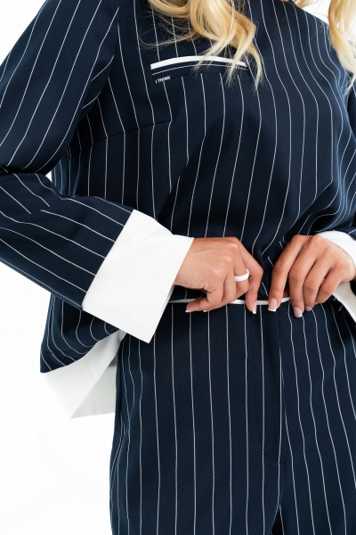 Костюм из блузки и брюк с декоративным кантом Barti 24-23 сине-белый - фото 10