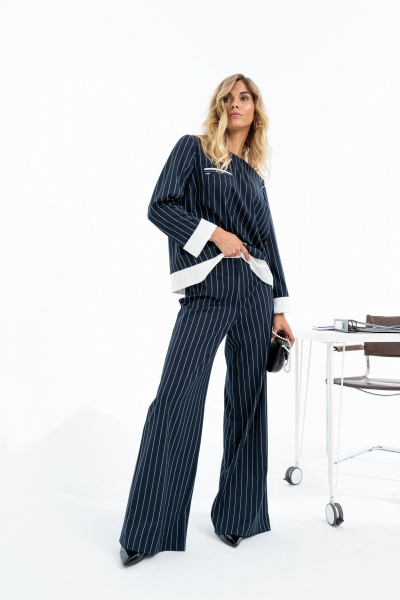Костюм из блузки и брюк с декоративным кантом Barti 24-23 сине-белый - фото 8
