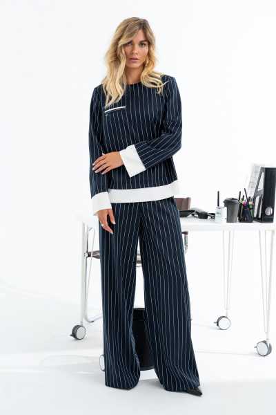 Костюм из блузки и брюк с декоративным кантом Barti 24-23 сине-белый - фото 1