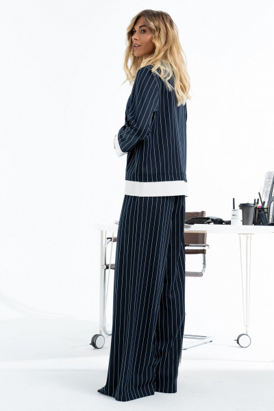Костюм из блузки и брюк с декоративным кантом Barti 24-23 сине-белый - фото 4
