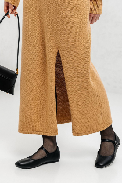 Демисезонное платье с разрезом из трикотажа Romgil РВ0087-ШЕ5 соломенный - фото 4
