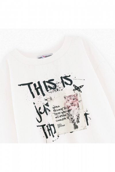 Лонгслив для девочки прямого силуэта с дизайнерскими фразами Bell Bimbo 242108 молоко - фото 4