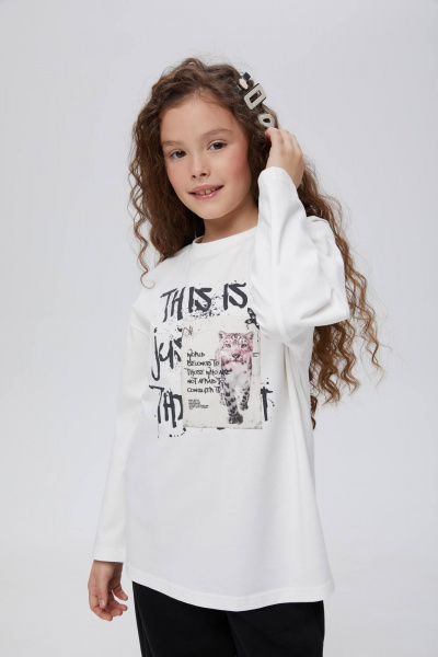 Лонгслив для девочки прямого силуэта с дизайнерскими фразами Bell Bimbo 242108 молоко - фото 1