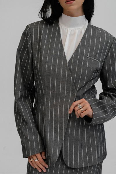 Белый деловой жакет прилегающего силуэта со смещенной застежкой JRSy 2490 - фото 4