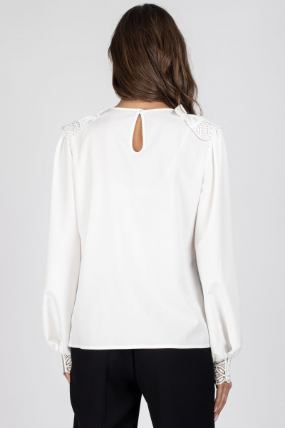 Блузка с кружевными вставками и воротником-стойкой VIZAVI 716 молочный - фото 8