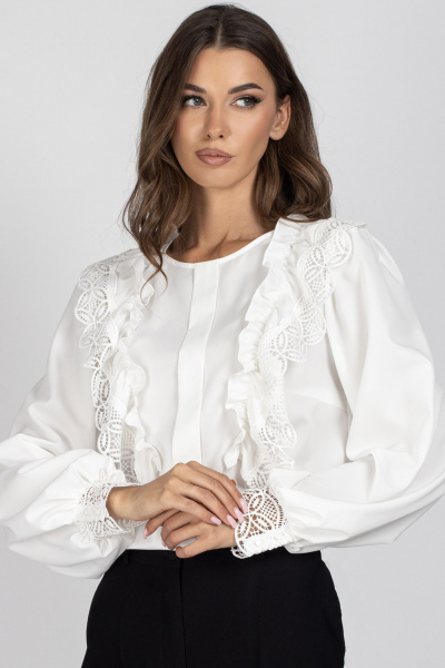 Блузка с кружевными вставками и воротником-стойкой VIZAVI 716 молочный - фото 1