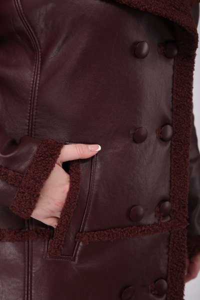 Пальто женское длинное двубортное из экокожи с рельефами Celentano 2081.1 шоколад - фото 14