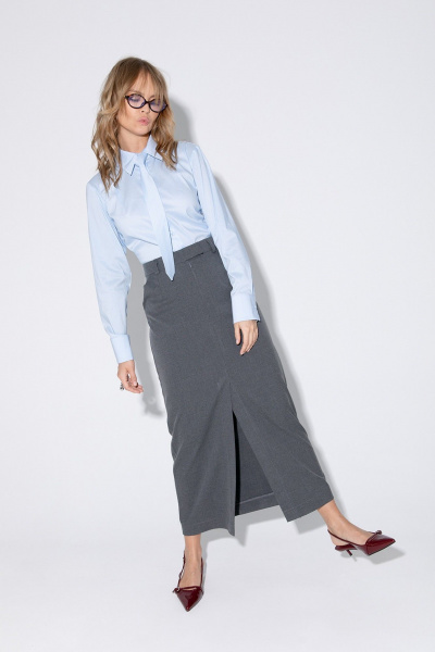 Комплект из приталенной хлопковой рубашки с галстуком и юбки PiRS 5360 голубой+графит - фото 6