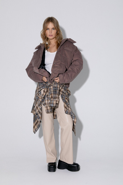 Стеганая оверсайз куртка с капюшоном и утеплителем PiRS 5381 какао - фото 5