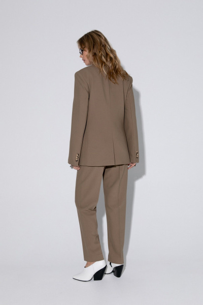 Костюм-двойка из свободного жакета и классических брюк PiRS 5392 бежевый - фото 6