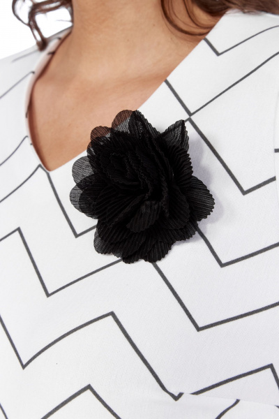 Демисезонный трикотажный блузон с разрезами и брошей Abbi 4048 - фото 10