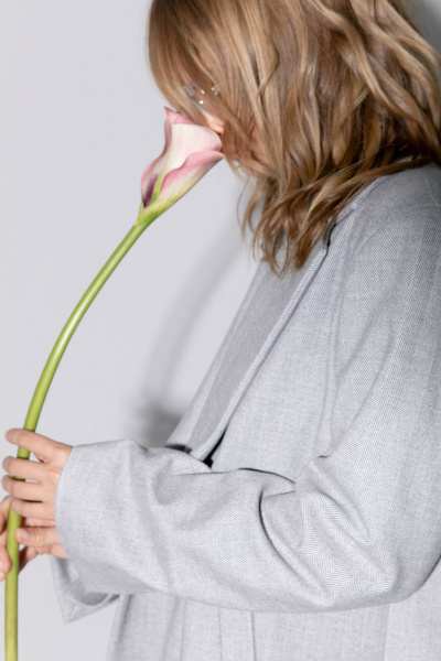 Миди-пальто оверсайз с расширенным плечом из ткани с рисунком PiRS 5449 серый - фото 4