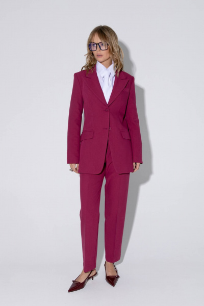 Костюм 2-ка из приталенного жакета и укороченных брюк с стрелками PiRS 5458 ягодный - фото 9
