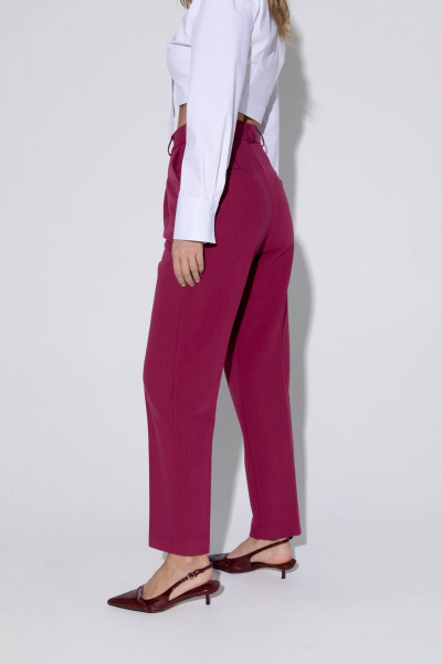 Костюм 2-ка из приталенного жакета и укороченных брюк с стрелками PiRS 5458 ягодный - фото 6