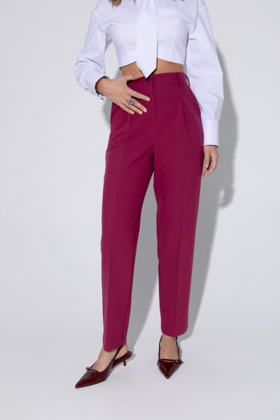 Костюм 2-ка из приталенного жакета и укороченных брюк с стрелками PiRS 5458 ягодный - фото 5