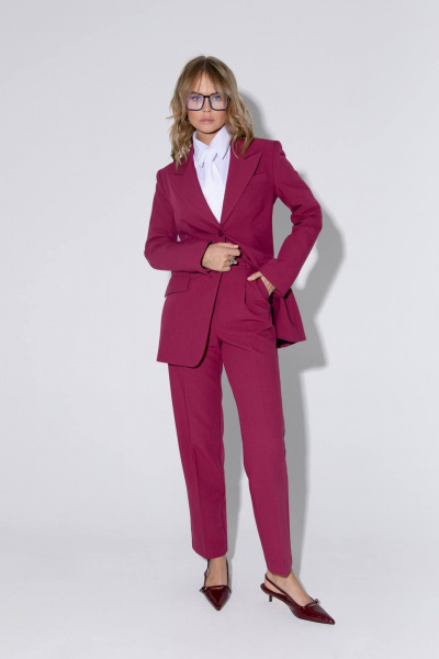 Костюм 2-ка из приталенного жакета и укороченных брюк с стрелками PiRS 5458 ягодный - фото 4