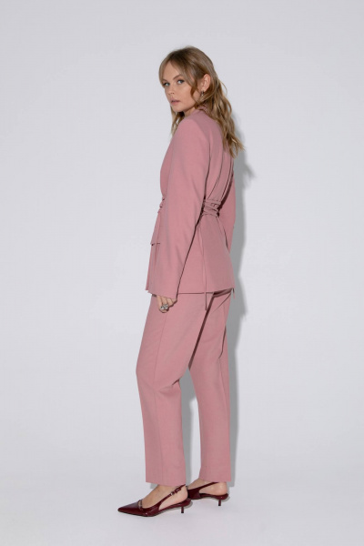 Костюм-двойка из жакета с шнуровкой и укороченных брюк PiRS 5466 пудровый - фото 7