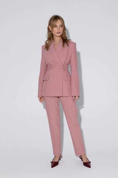 Костюм-двойка из жакета с шнуровкой и укороченных брюк PiRS 5466 пудровый - фото 5