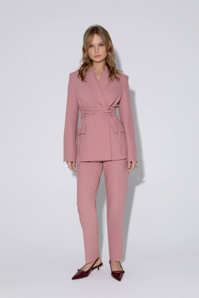 Костюм-двойка из жакета с шнуровкой и укороченных брюк PiRS 5466 пудровый - фото 2