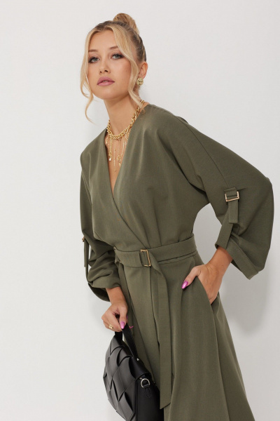 Деловое платье с запахом и асимметричной юбкой AMUARt 1016-1 хаки - фото 17
