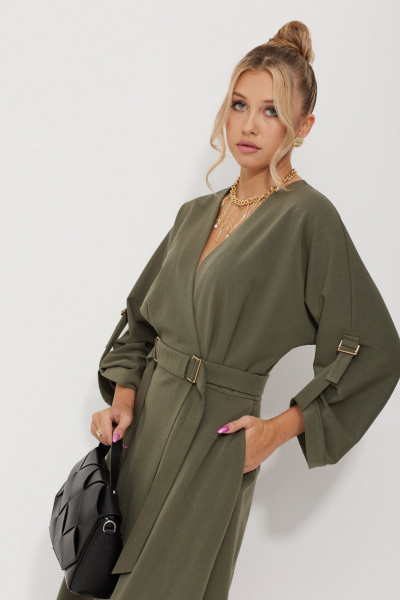 Деловое платье с запахом и асимметричной юбкой AMUARt 1016-1 хаки - фото 16