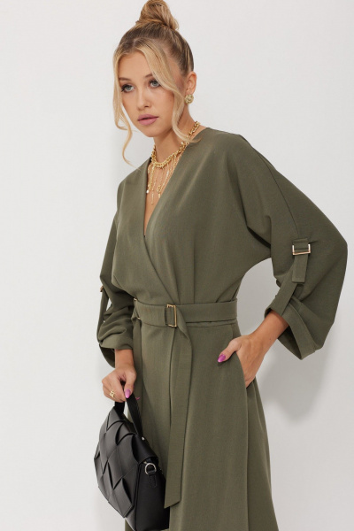 Деловое платье с запахом и асимметричной юбкой AMUARt 1016-1 хаки - фото 14
