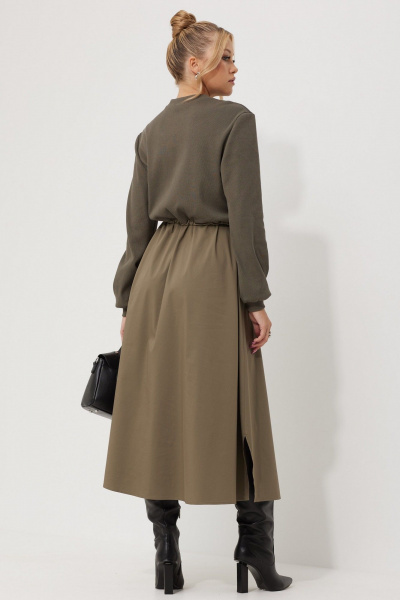 Свободное платье из текстиля с кулисами и карманами AMUARt 1018 хаки - фото 18