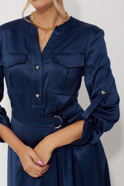 Платье миди из текстильного атласа с накладными карманами AMUARt 1019 синий - фото 16