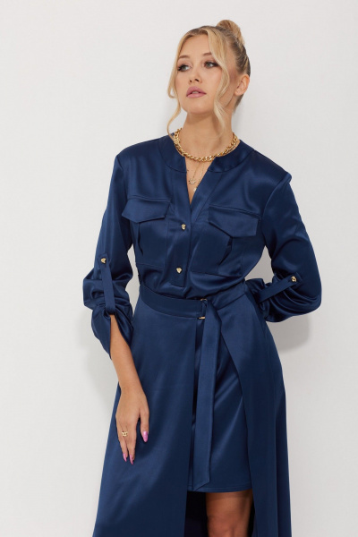 Платье миди из текстильного атласа с накладными карманами AMUARt 1019 синий - фото 15