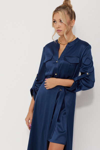 Платье миди из текстильного атласа с накладными карманами AMUARt 1019 синий - фото 14