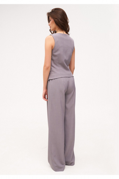 Костюм 3-ка из текстиля: жакет, жилет, брюки прямого силуэта KaVaRi 8042 светло-серый - фото 11