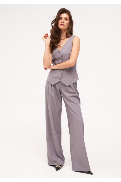 Костюм 3-ка из текстиля: жакет, жилет, брюки прямого силуэта KaVaRi 8042 светло-серый - фото 10