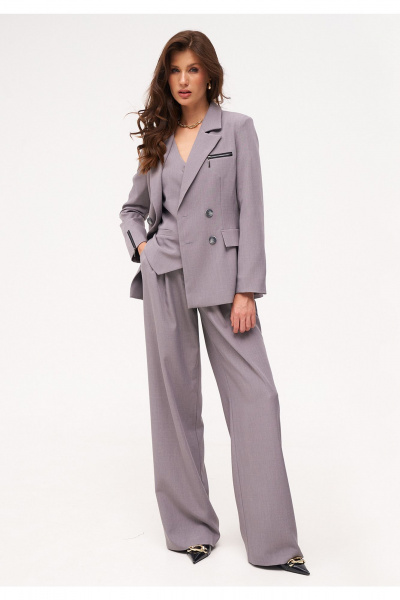 Костюм 3-ка из текстиля: жакет, жилет, брюки прямого силуэта KaVaRi 8042 светло-серый - фото 7