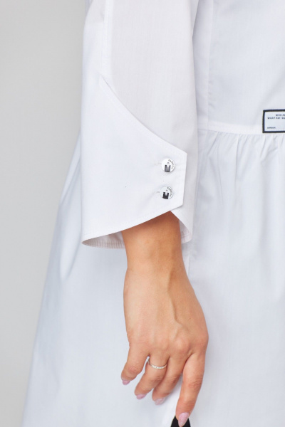Белая повседневная блуза со спущенным рукавом и накладным карманом EVA GRANT 7068-1 белый - фото 4